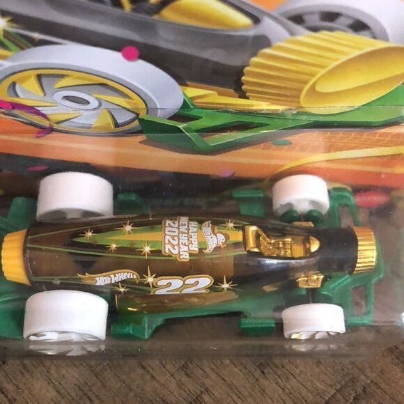 Hot Wheels City 2022 Hot Wheels Happy New Year🥳 Carbonator 1 2 Collect 1 4 Play - Picture 8 of 17